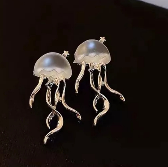 Jewelry - HP!! NWT Adorable Boho Silver Jellyfish Earrings!
